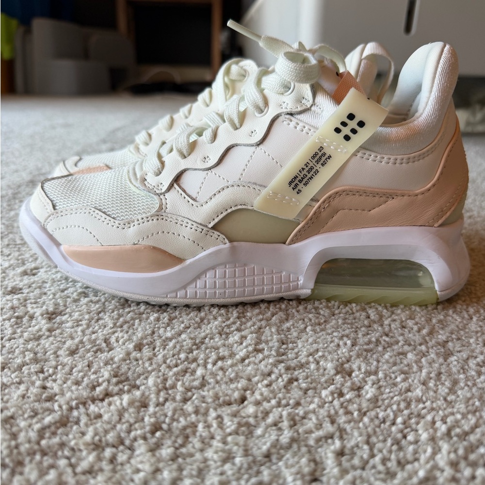 Women’s Jordan Air Jordan MA2 (color- sail lime ice)